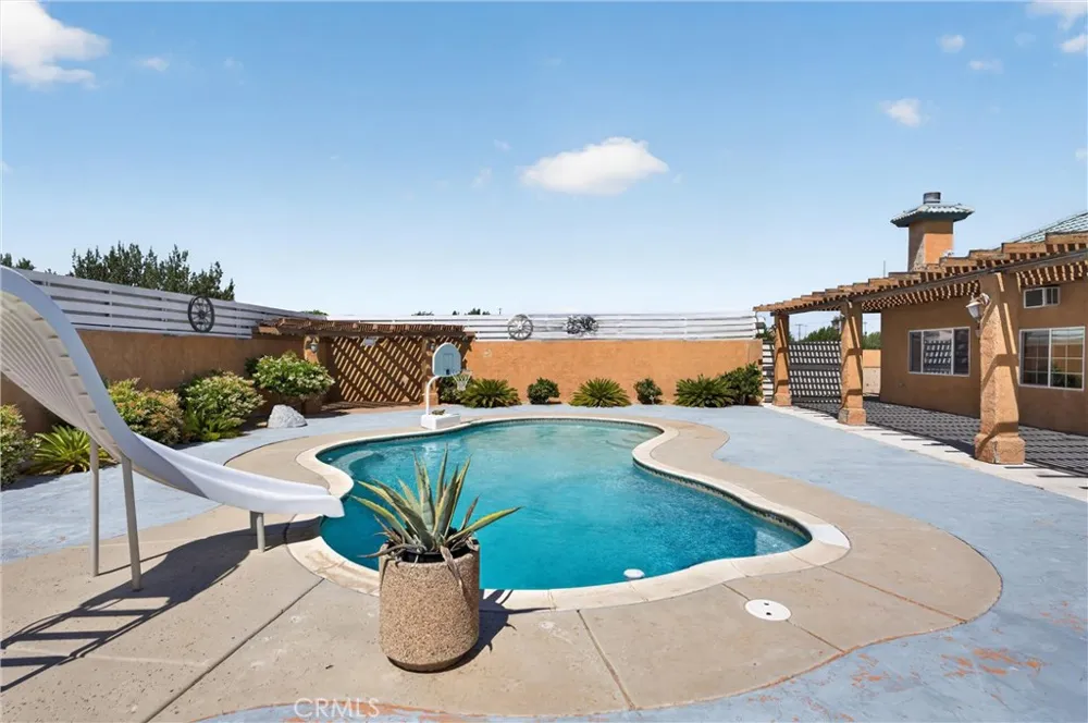 7264 Kuki Oak Hills, CA 92344