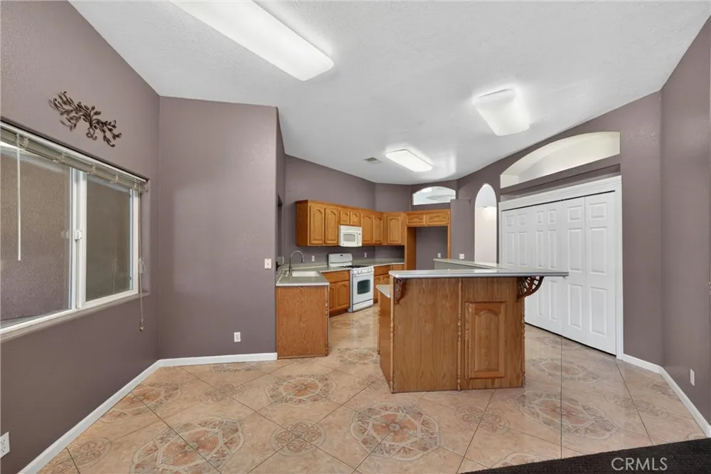7264 Kuki Oak Hills, CA 92344