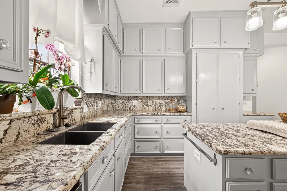 1218 Forest Oak Drive Altair, TX 77442