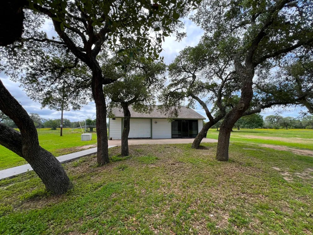 1218 Forest Oak Drive Altair, TX 77442