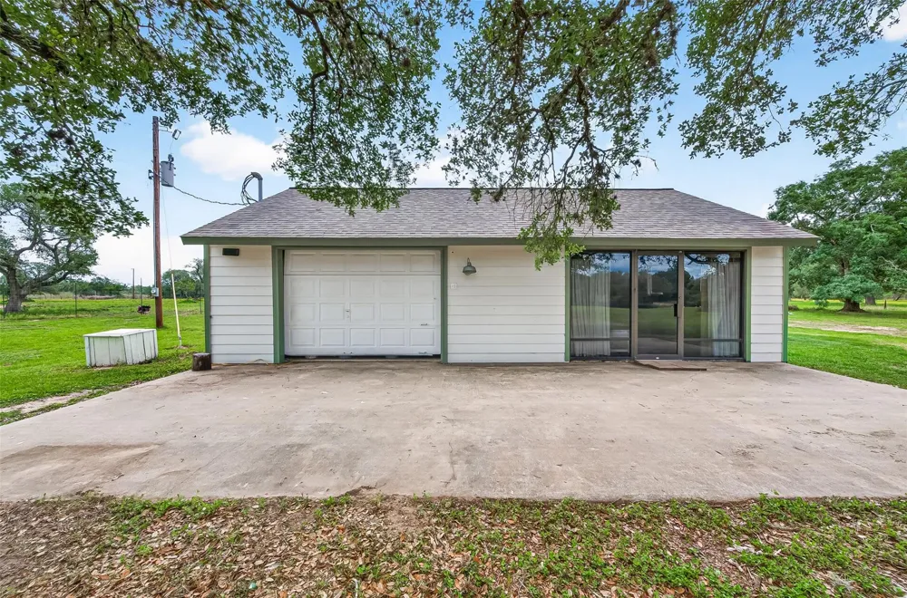 1218 Forest Oak Drive Altair, TX 77442
