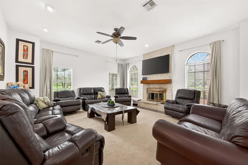 1218 Forest Oak Drive Altair, TX 77442