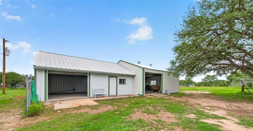 1218 Forest Oak Drive Altair, TX 77442