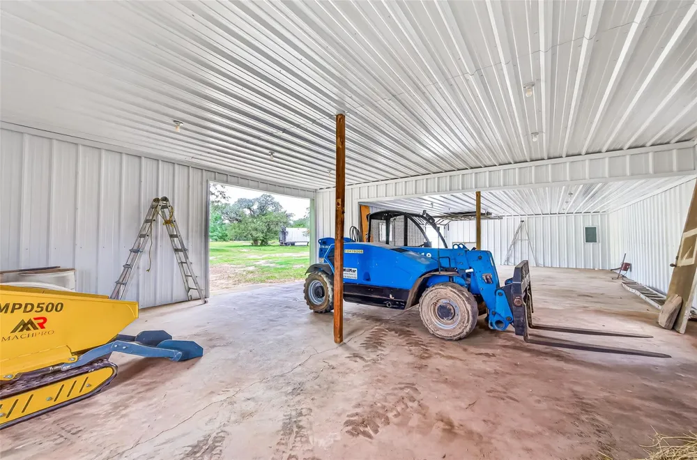 1218 Forest Oak Drive Altair, TX 77442