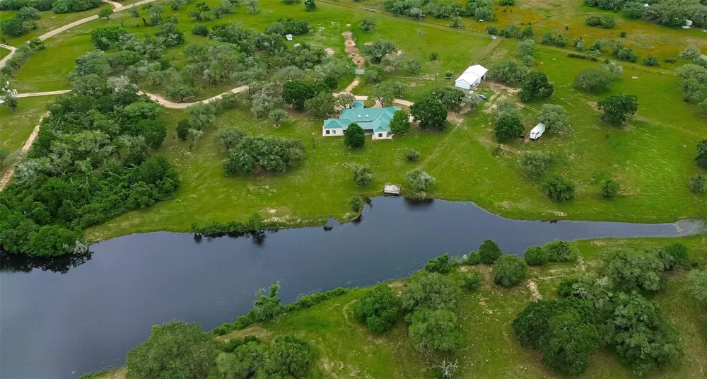 1218 Forest Oak Drive Altair, TX 77442