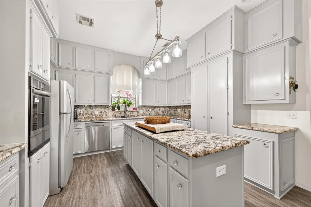 1218 Forest Oak Drive Altair, TX 77442