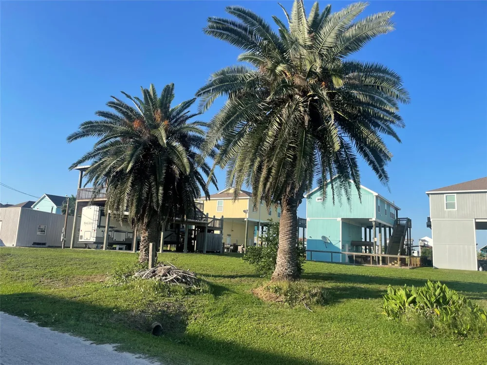 956 S Tinkle Lane Crystal Beach, TX 77650