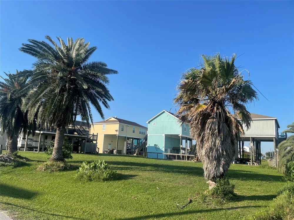 956 S Tinkle Lane Crystal Beach, TX 77650