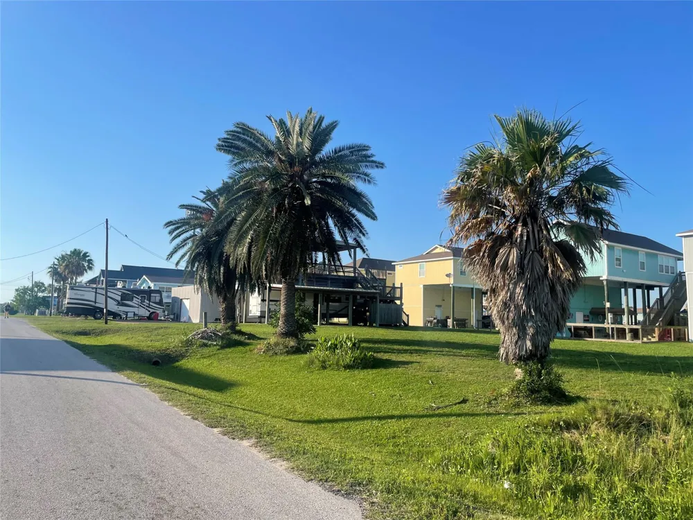 956 S Tinkle Lane Crystal Beach, TX 77650