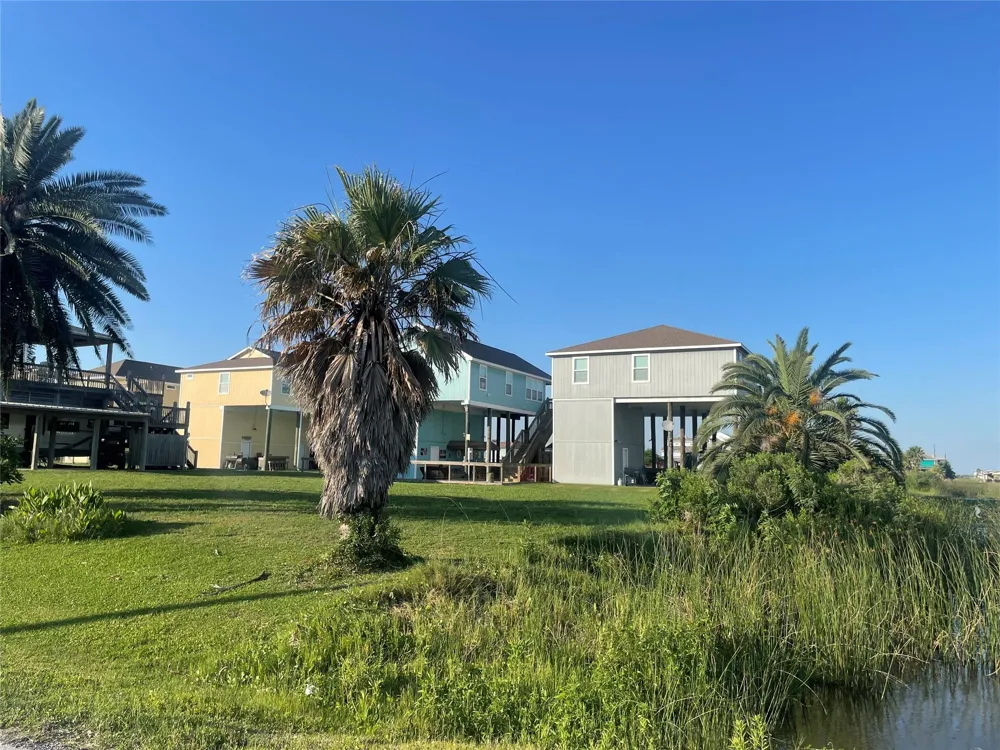 956 S Tinkle Lane Crystal Beach, TX 77650