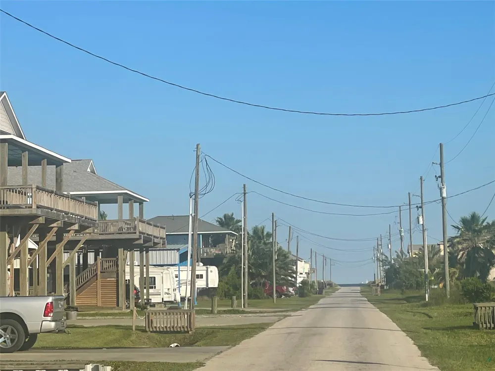 956 S Tinkle Lane Crystal Beach, TX 77650