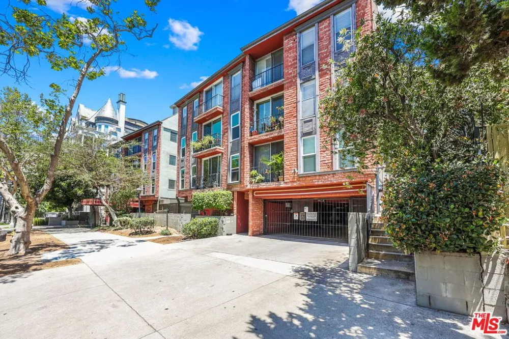 532 Rossmore Avenue #203 Los Angeles, CA 90004