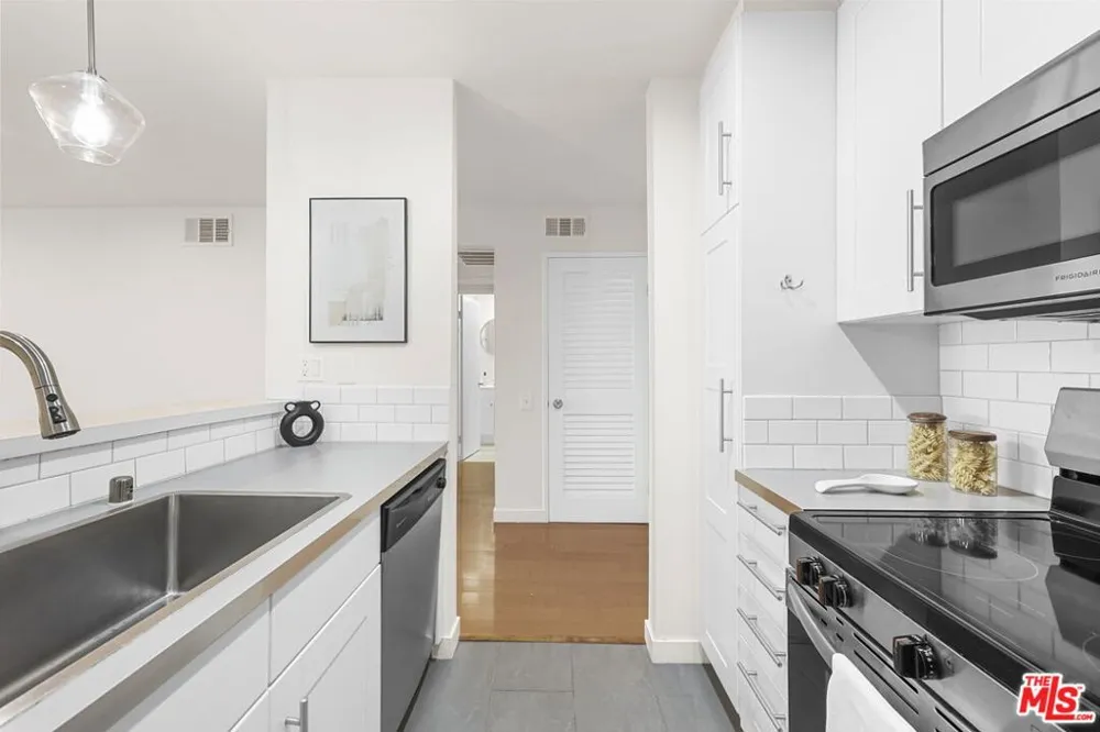 532 Rossmore Avenue #203 Los Angeles, CA 90004