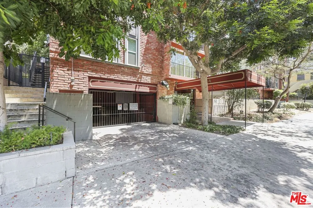 532 Rossmore Avenue #203 Los Angeles, CA 90004