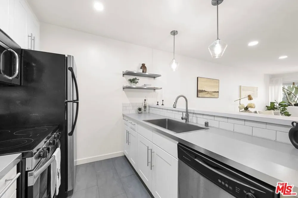 532 Rossmore Avenue #203 Los Angeles, CA 90004