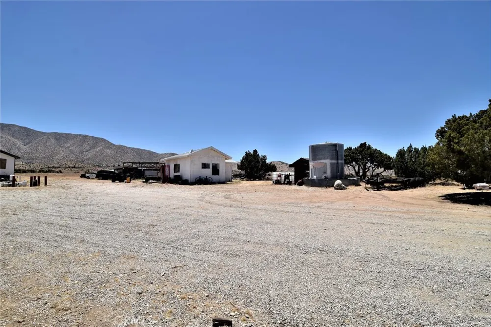 10140 Arrow Littlerock, CA 93543