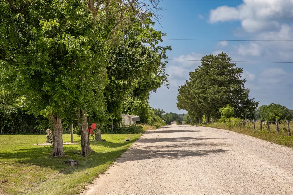 2603 McNelly Lane Burton, TX 77835