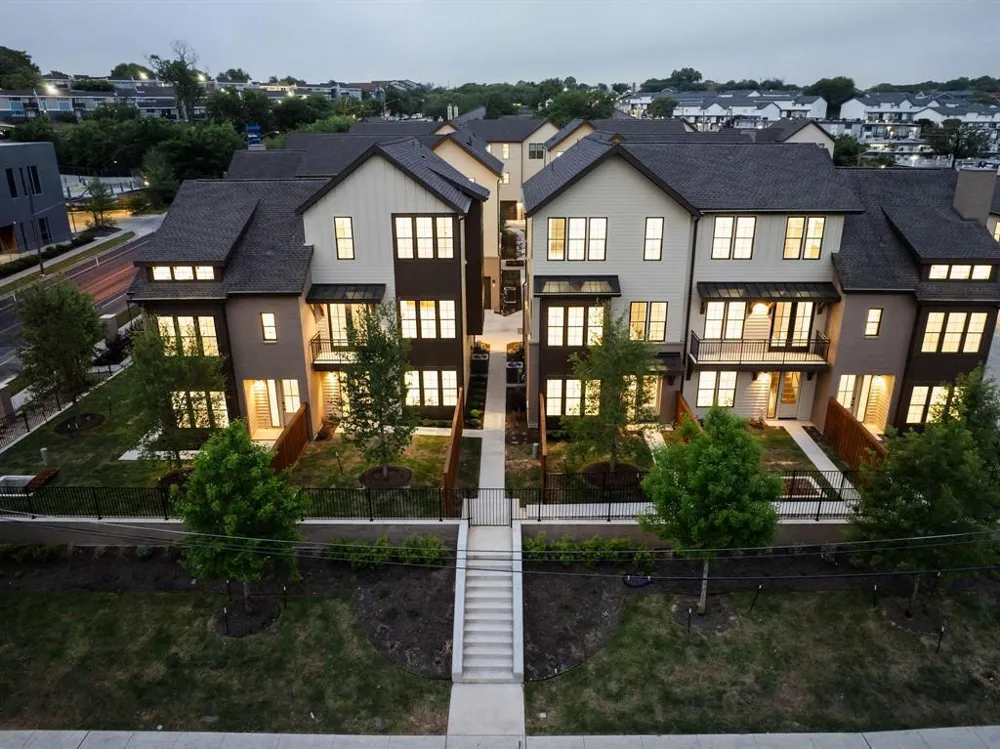 2209 woodland Avenue #401 Austin, TX 78741