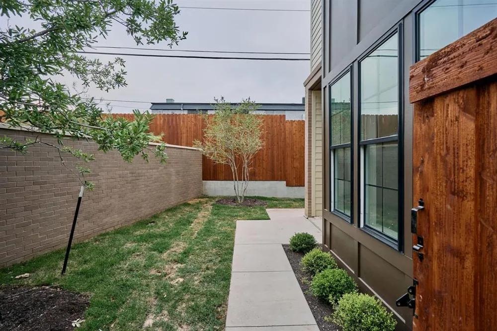 2209 woodland Avenue #401 Austin, TX 78741