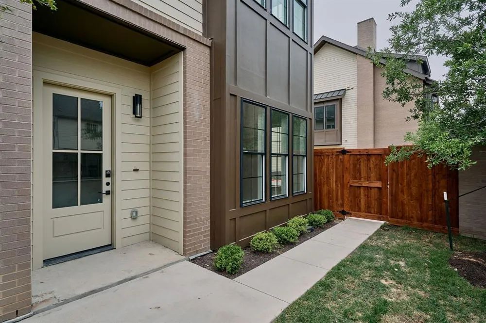 2209 woodland Avenue #401 Austin, TX 78741