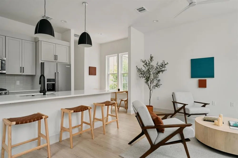 2209 woodland Avenue #401 Austin, TX 78741