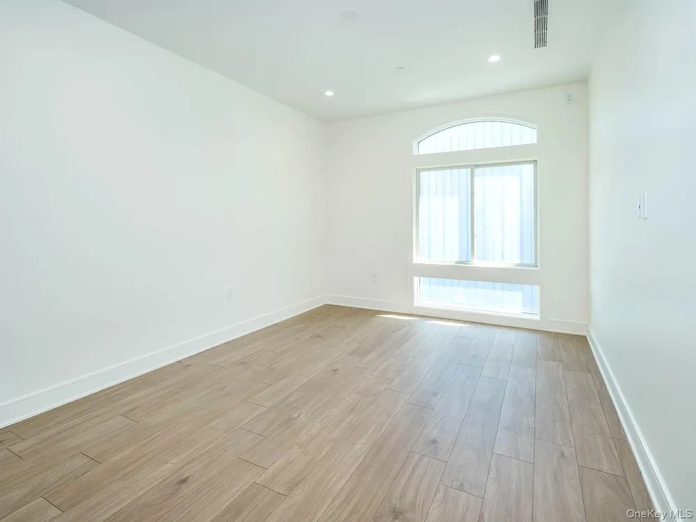 24 Lumber Road #1 Roslyn, NY 11576