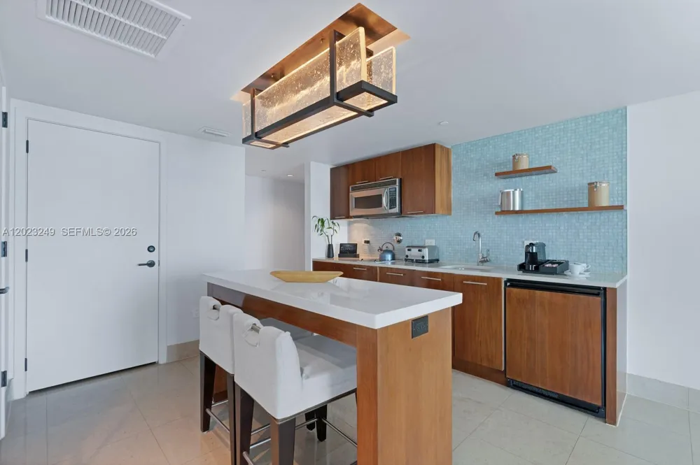 6801 Collins Ave #705 (Door 722) Miami Beach, FL 33141