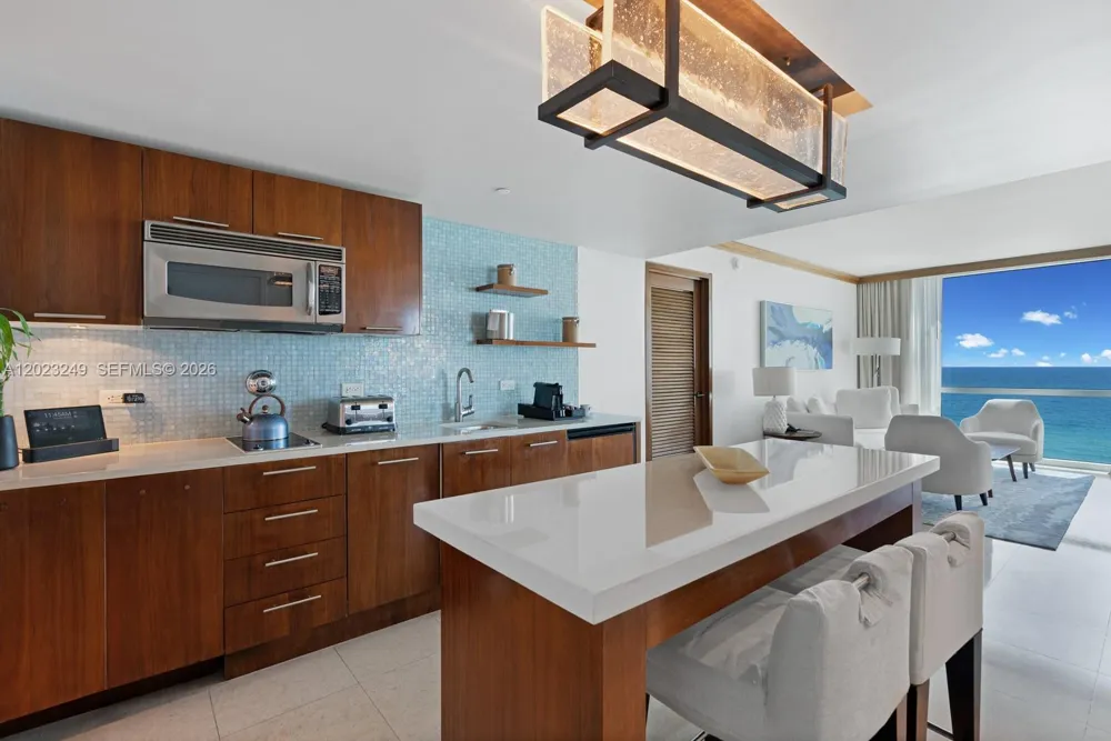6801 Collins Ave #705 (Door 722) Miami Beach, FL 33141