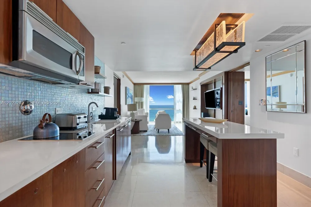 6801 Collins Ave #705 (Door 722) Miami Beach, FL 33141