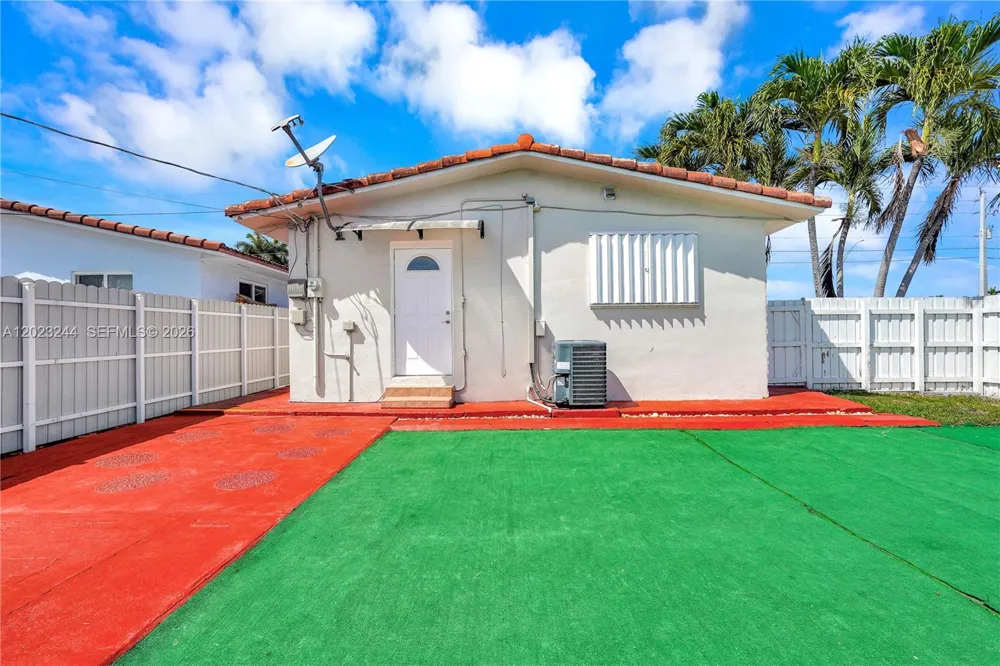 2400 SW 103rd Ct Miami, FL 33165