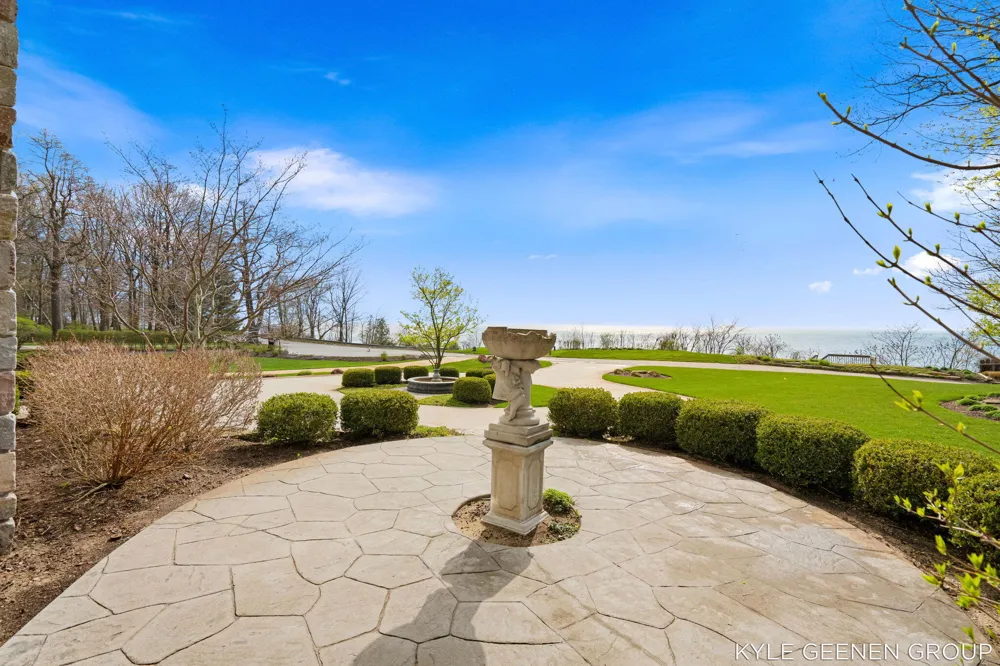 2817 Lakeshore Drive Fennville, MI 49408
