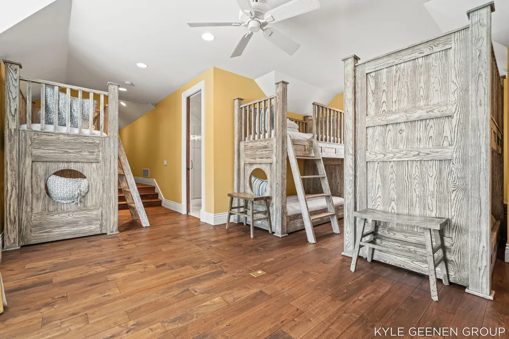 2817 Lakeshore Drive Fennville, MI 49408