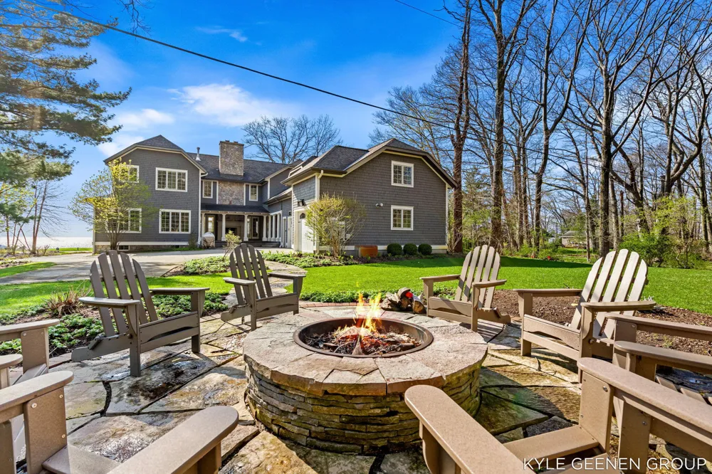 2817 Lakeshore Drive Fennville, MI 49408