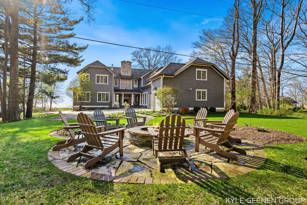 2817 Lakeshore Drive Fennville, MI 49408