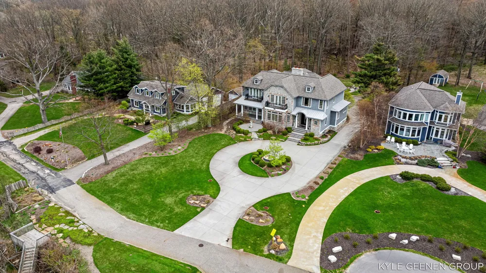 2817 Lakeshore Drive Fennville, MI 49408