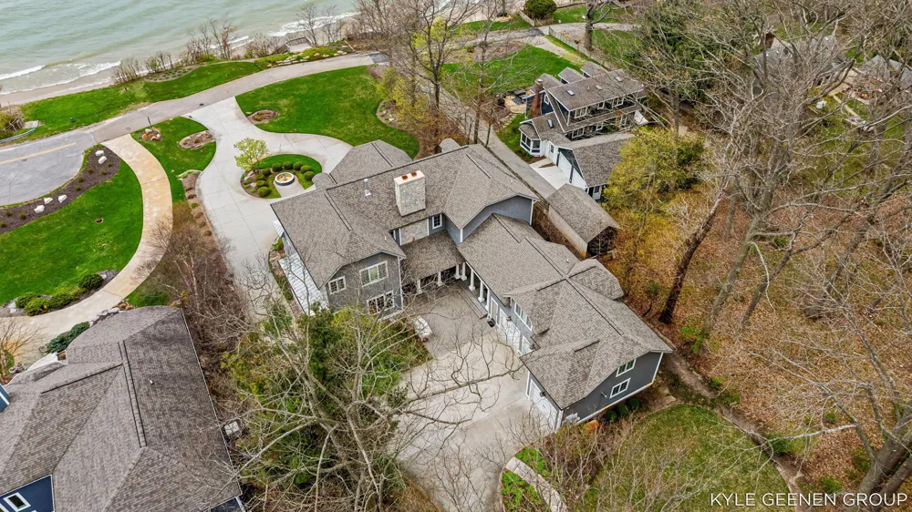 2817 Lakeshore Drive Fennville, MI 49408