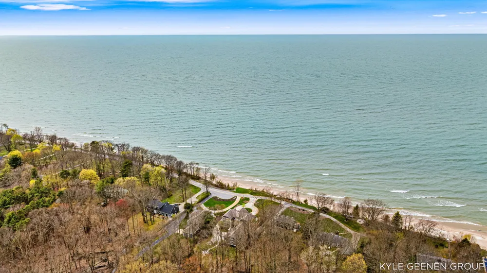 2817 Lakeshore Drive Fennville, MI 49408