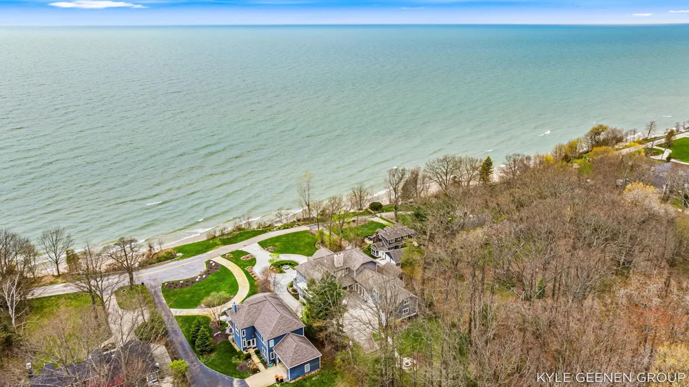 2817 Lakeshore Drive Fennville, MI 49408