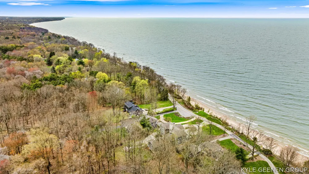 2817 Lakeshore Drive Fennville, MI 49408