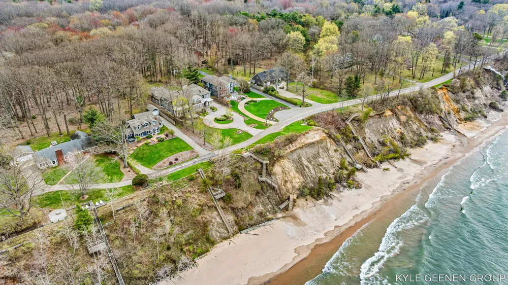 2817 Lakeshore Drive Fennville, MI 49408