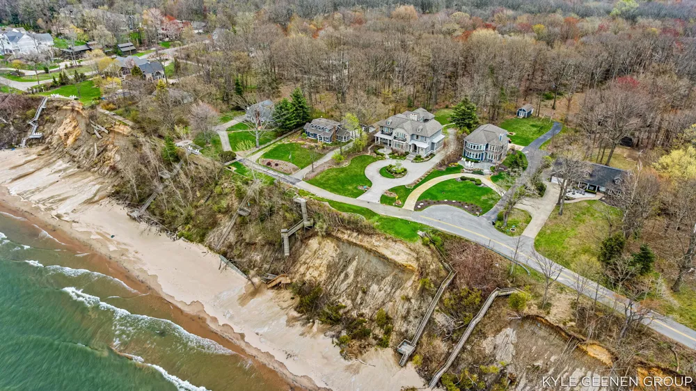 2817 Lakeshore Drive Fennville, MI 49408
