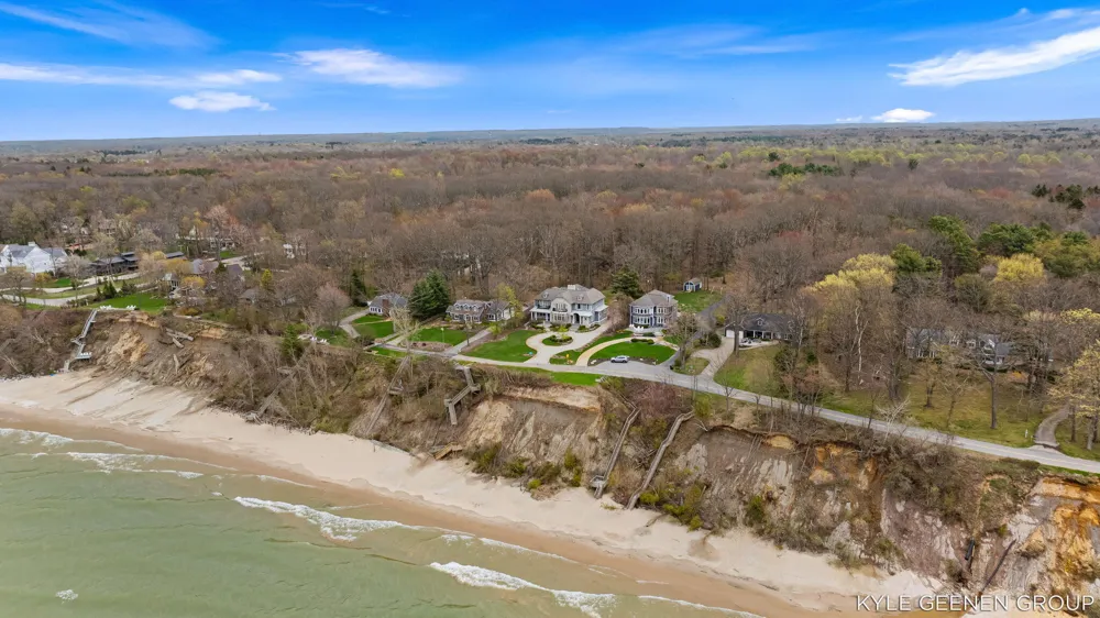 2817 Lakeshore Drive Fennville, MI 49408