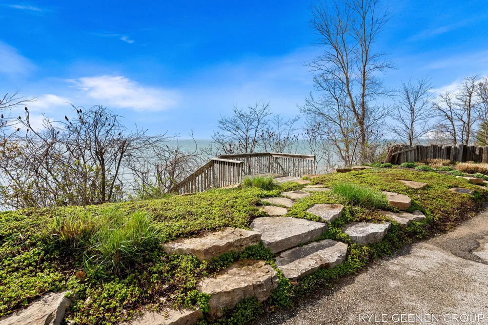 2817 Lakeshore Drive Fennville, MI 49408