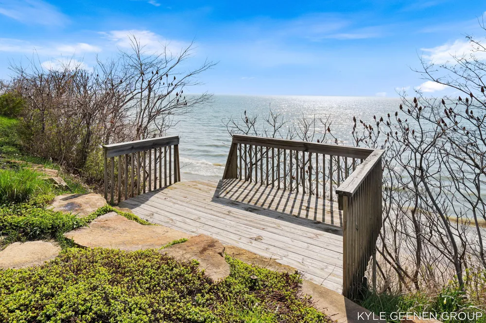 2817 Lakeshore Drive Fennville, MI 49408