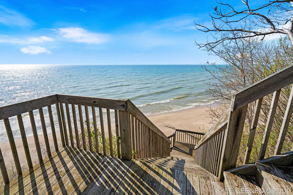 2817 Lakeshore Drive Fennville, MI 49408