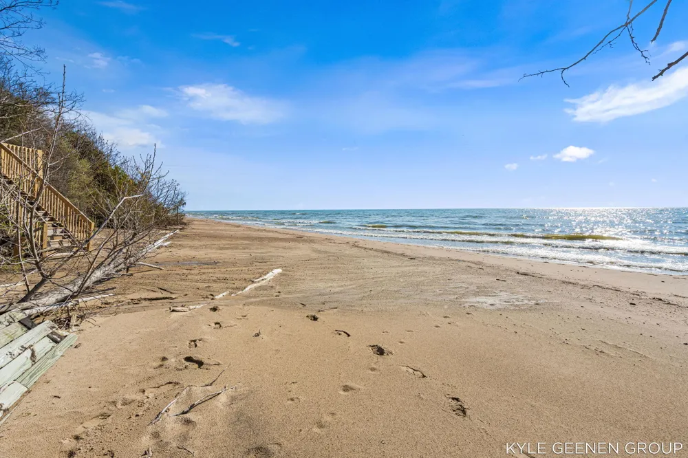 2817 Lakeshore Drive Fennville, MI 49408