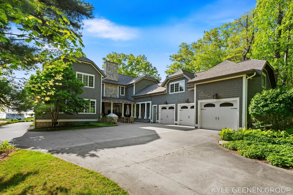 2817 Lakeshore Drive Fennville, MI 49408