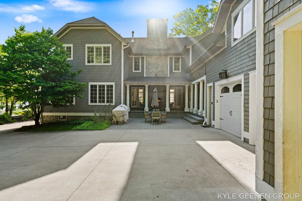 2817 Lakeshore Drive Fennville, MI 49408