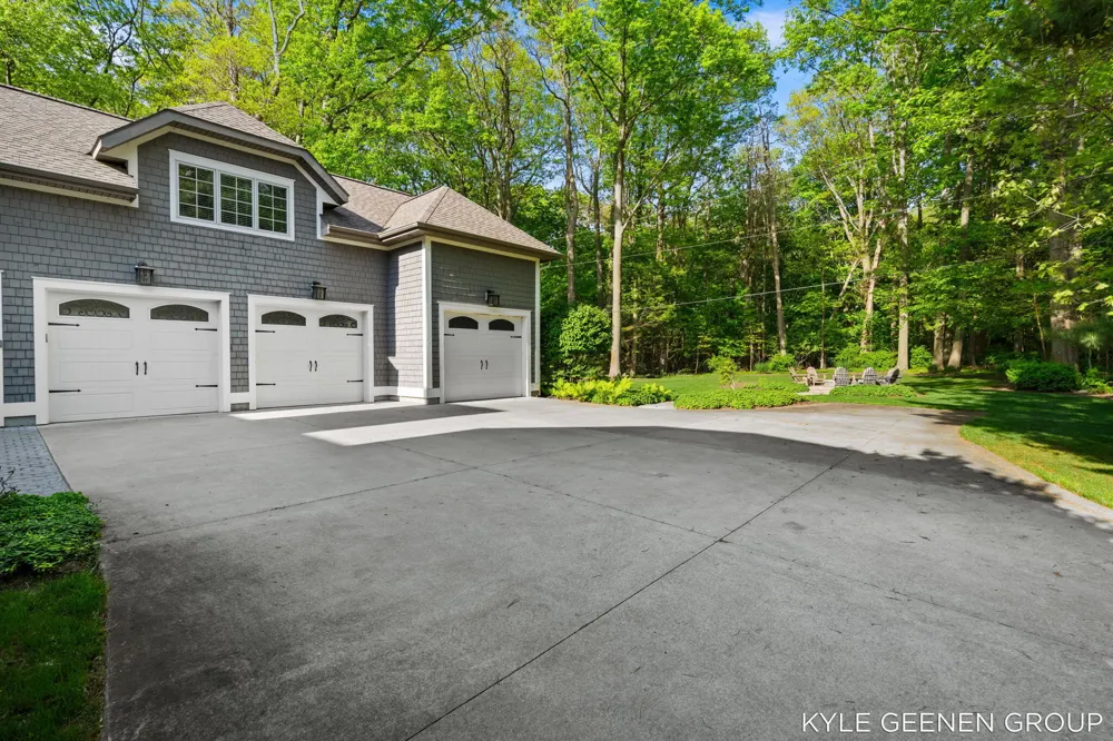 2817 Lakeshore Drive Fennville, MI 49408