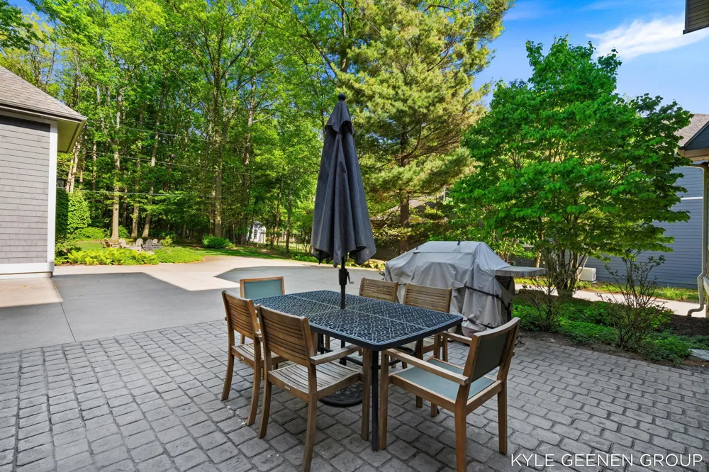 2817 Lakeshore Drive Fennville, MI 49408